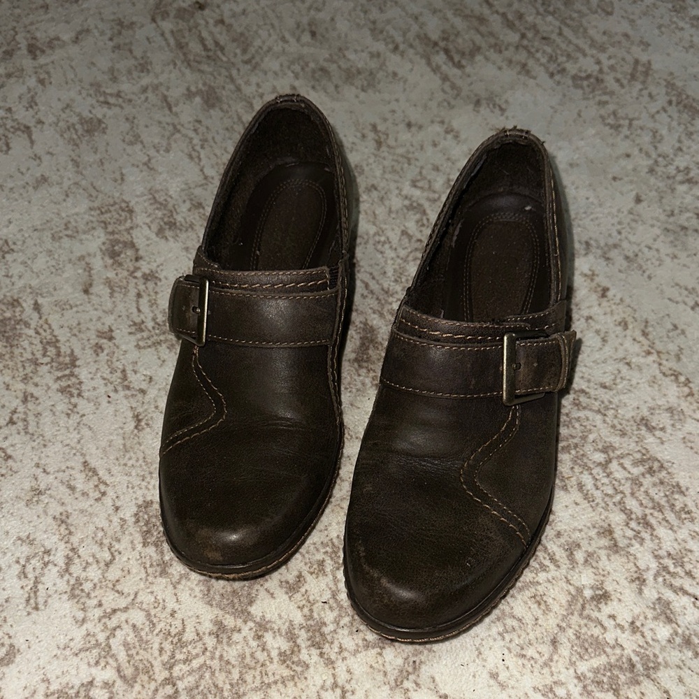 Clarks Artisan Brown Leather Buckle Loafer Heels Women’s Size 6 Y2K